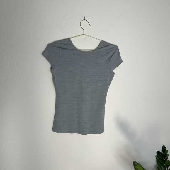 NIKE Dri Fit Short Sleeve Yoga/Workout Top Size Small - Picture 3 of 5